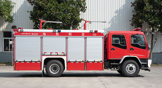 Camion de pompiers spécial chimique sec de poudre d'ISUZU 4000Kgs avec la cabine de rangée de Doube